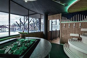 Wellnesshotel bei Regen mit schöner Wasserwelt